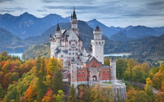 Những lâu đài huyền diệu trên đỉnh đồi nước Đức
